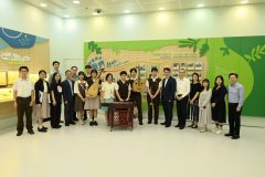 2.-香港文化博物館總館長林國輝先生及沙田官立中學校長蔡鳳雯女士與中樂團表演同學合照-scaled