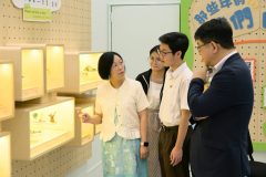 3.-參與展出的同學向蔡校長及林館長介紹作品