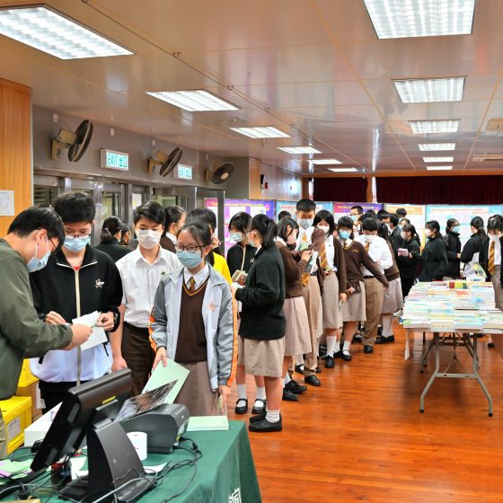 A long queue of book enthusiasts